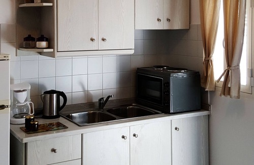 Exomvourgo Apartment | Avissalou Apartments - Filyra: Relax by the Pool & Kitchen