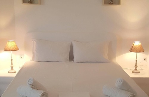 Exomvourgo Apartment | Avissalou Apartments - Filyra: Relax by the Pool & Kitchen