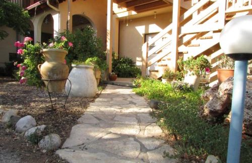 Amirim Cabin | Discover Aviv - Bakfar: Family-Friendly Retreat in Amirim