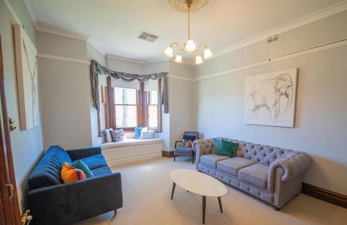 Central Mudgee House | Historic Avoca House: Family-Friendly with Pool & Kitchen