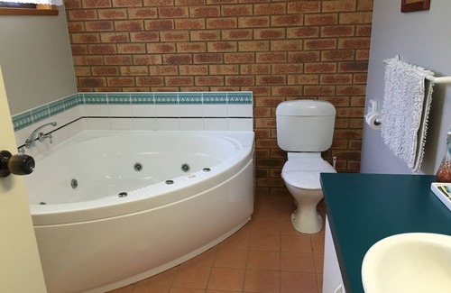 Avoca Hotel | Eco-Friendly Avoca Motel with Breakfast & Family Amenities