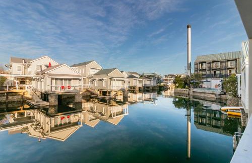 Knysna House | Elegant Avocet Nest on Thesen Island with Ocean View