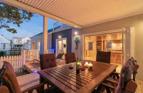 Knysna House | Elegant Avocet Nest on Thesen Island with Ocean View