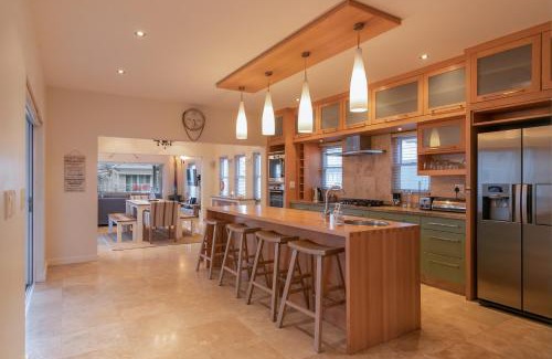 Knysna House | Elegant Avocet Nest on Thesen Island with Ocean View