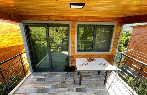 Yaniklar House | Relax at Avohomes with Family-Friendly Amenities & Hot Tub