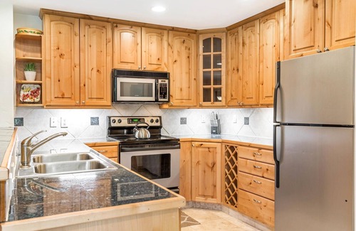 Avon Condo | Avon Condo: Ideal Location with Pool, Spa & Family Comfort