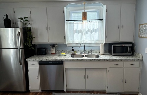 Avon Lake House | Avon Lake Retreat - Pet & Child Friendly 2BR Home