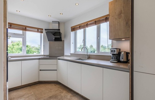 Tewkesbury Cottage | Ideal 3 Bedroom Retreat in Tewkesbury with Lake Views
