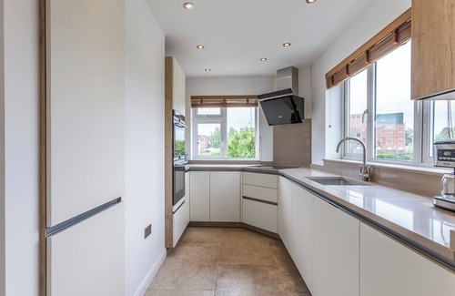 Tewkesbury Cottage | Ideal 3 Bedroom Retreat in Tewkesbury with Lake Views