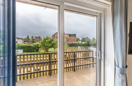 Tewkesbury Cottage | Ideal 3 Bedroom Retreat in Tewkesbury with Lake Views