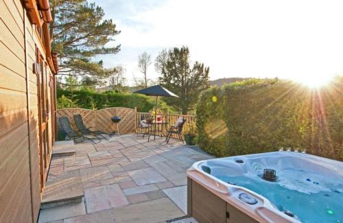 Low Newton Resort | Inviting Avon Wood: Child-Friendly Retreat with Top Ratings