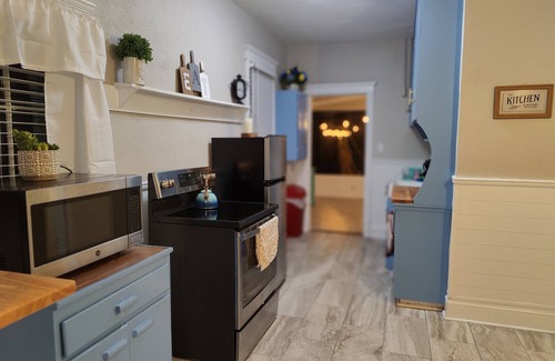 Fairfax House | Avondale Boho Bungalow: 10/10 Pet-Friendly Retreat
