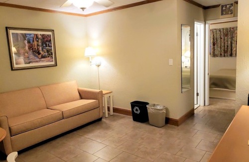 Cape May Hotel | Relaxing Avondale by the Sea Motel with Pool & Restaurant