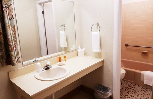 Cape May Hotel | Relaxing Avondale by the Sea Motel with Pool & Restaurant