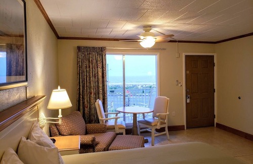 Cape May Hotel | Relaxing Avondale by the Sea Motel with Pool & Restaurant
