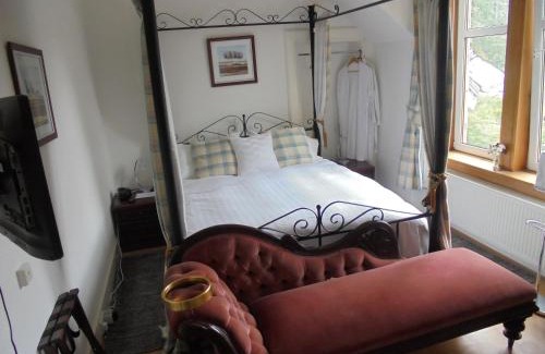 Kingussie House | Pet-Friendly Avondale House with Hot Tub & Breakfast