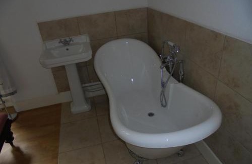 Kingussie House | Pet-Friendly Avondale House with Hot Tub & Breakfast