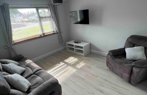 Sligo Cabin | Discover Avondale Lodge: Family-Friendly Retreat with Kitchen