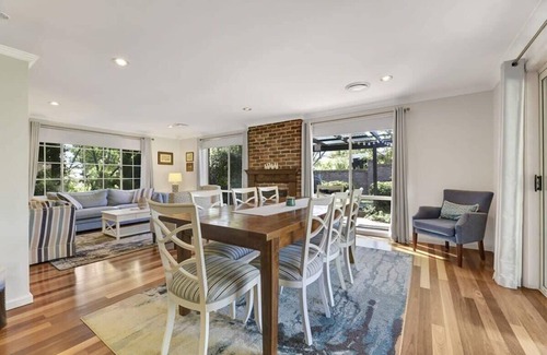 Bletchington House | Avonlea | Family Retreat with Firepit & Breakfast Included