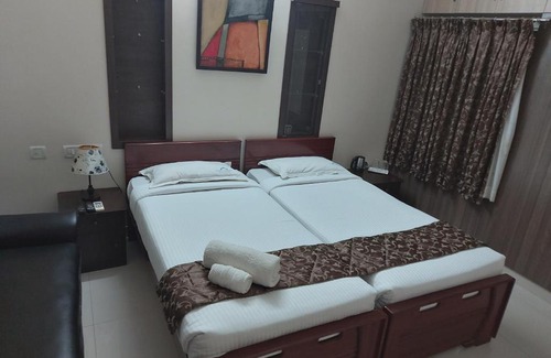Chennai Apartment | Avuraa Oak Hills: Cozy Stay with Kitchen & Breakfast Options