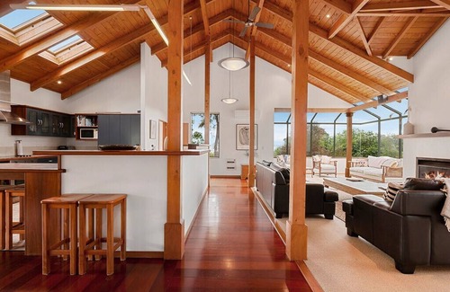 Acacia Bay Cottage | Top-Rated Awanui Lodge with Oceanfront Views