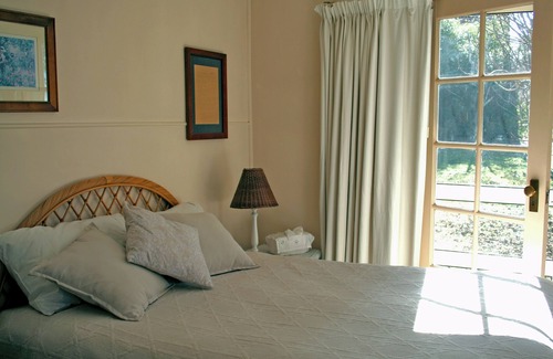 Dangarsleigh Bed & Breakfast | Charming Poppys Cottage B&B Farmstay with Pool & Breakfast