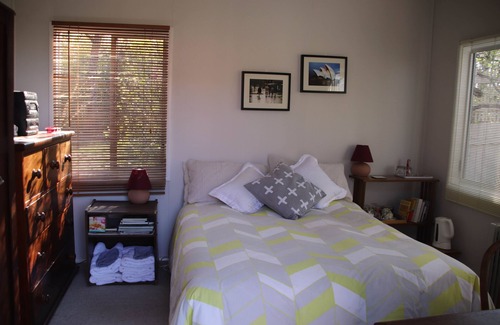 Dangarsleigh Bed & Breakfast | Charming Poppys Cottage B&B Farmstay with Pool & Breakfast