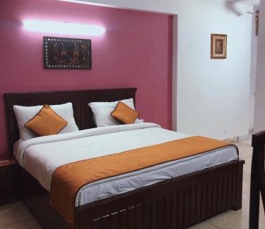 Hanuman Road Area House | Convenient Awasthi Kozi Stays B&B - Near VFS Services