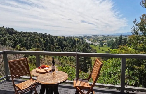 Riwaka Cottage | Unforgettable Awatea Cottage: Oceanfront Escape in Abel Tasman