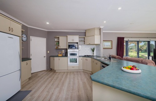 Hapuku House | Awatea Country Views - Gather friends and family and relax with Country Views.