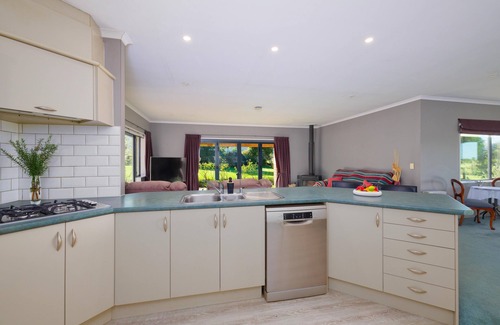 Hapuku House | Awatea Country Views - Gather friends and family and relax with Country Views.