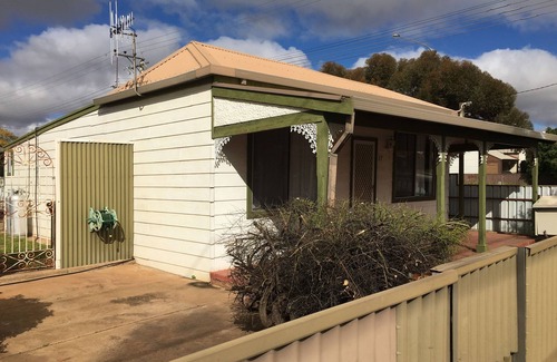 Broken Hill Cottage | Pet-Friendly Away Cottages in Broken Hill - Rated 9/10