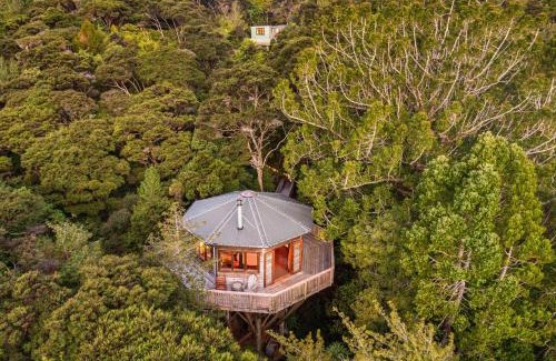 Waiheke Island House | Experience AWAY Treehouse & Forest SPA with Hot Tub Bliss