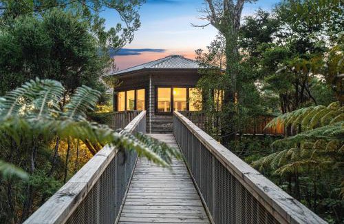 Waiheke Island House | Experience AWAY Treehouse & Forest SPA with Hot Tub Bliss