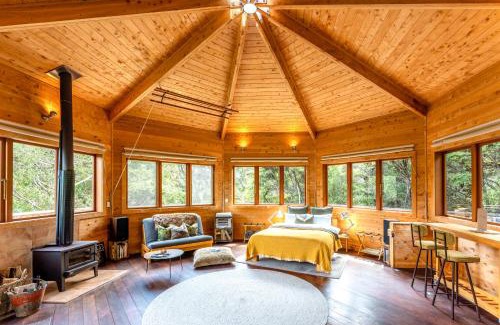 Waiheke Island House | Experience AWAY Treehouse & Forest SPA with Hot Tub Bliss