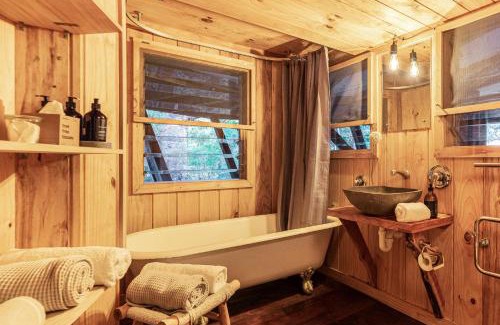 Waiheke Island House | Experience AWAY Treehouse & Forest SPA with Hot Tub Bliss