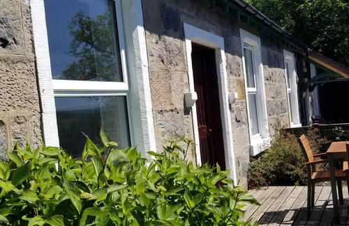 Dalmally Cottage | Inviting Awe View Railway Cottage: Pet Friendly & Breakfast