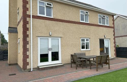 Cylch-Y-Garn House | Relax at Awel y Môr: Pet & Child Friendly Getaway