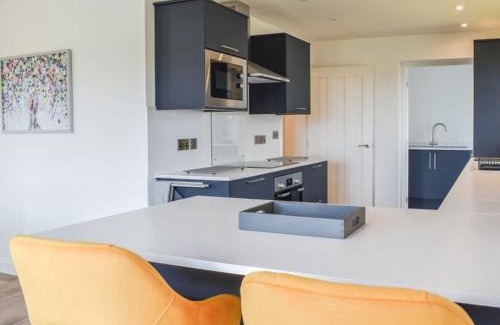Cylch-Y-Garn House | Relax at Awel y Môr: Pet & Child Friendly Getaway