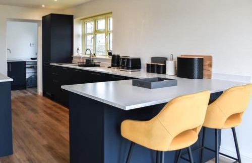 Cylch-Y-Garn House | Relax at Awel y Môr: Pet & Child Friendly Getaway