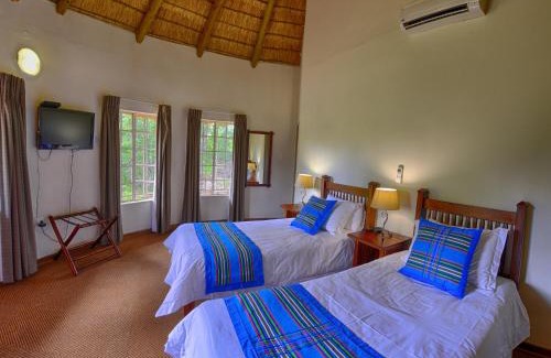 Tshikuyu Cabin | Relax at Awelani Lodge: Family-Friendly with Pool & Breakfast