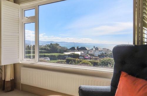 Criccieth House | Pet-Friendly Awelfryn: A 4-Star Getaway Awaits You