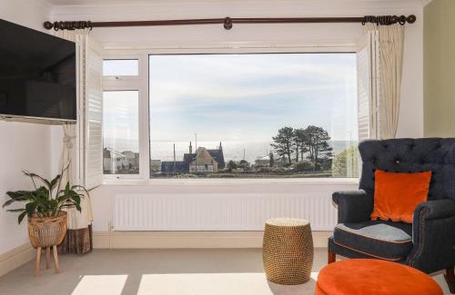 Criccieth House | Pet-Friendly Awelfryn: A 4-Star Getaway Awaits You