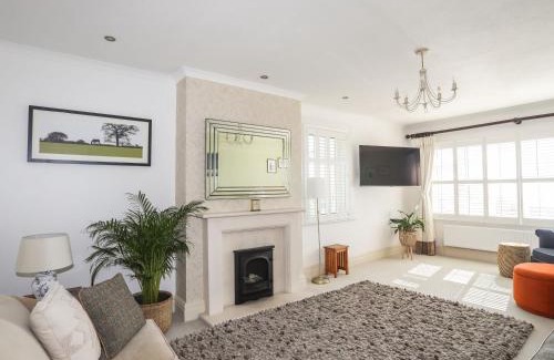 Criccieth House | Pet-Friendly Awelfryn: A 4-Star Getaway Awaits You