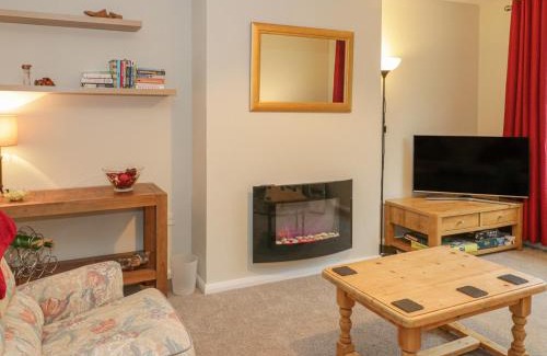 Rhos on Sea House | Pet-Friendly Awelon: Highly Rated Getaway for Families
