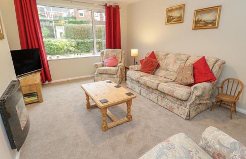 Rhos on Sea House | Pet-Friendly Awelon: Highly Rated Getaway for Families
