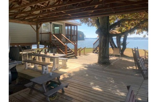 Cedar Bluff House | Beautiful 4 Bed/2 Bath Home with Lake Views & Breakfast