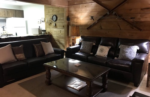 Seven Springs House | Inviting 7 Springs Townhouse with Pool & Kitchen Access