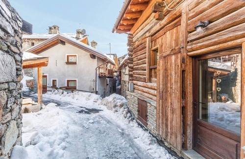 Vollon Apartment | Cozy 1 Bedroom Retreat in Brusson Vollon with Spa & More