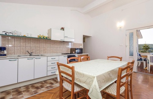 Supetarska Draga Apartment | Cozy Island Apartment with Ocean View and Spa Amenities